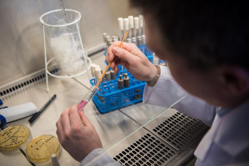 Científico trabajando en un laboratorio