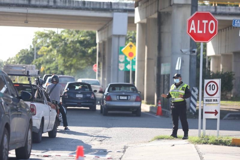 Un policía de tránsito detiene el tráfico en una calle de la ciudad.