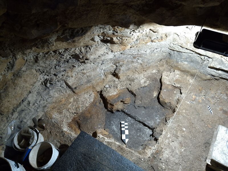 Excavación arqueológica en el sótano de una antigua casa