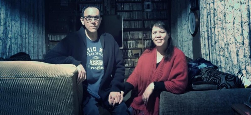 Pareja sentada en un sofá