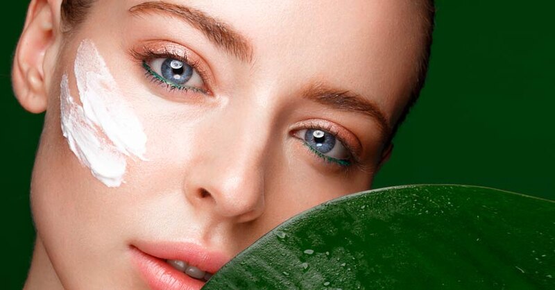 Mujer aplicándose una crema facial natural