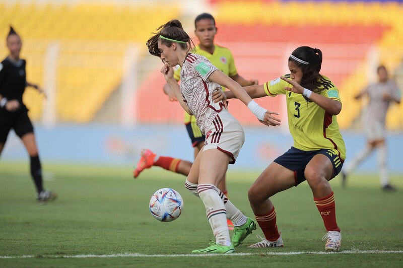 Jugadoras de fútbol femenino en un partido
