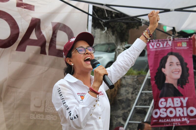 La candidata de Morena a la alcaldía de Tláhuac, Gaby Osorio, durante un mitin de campaña.