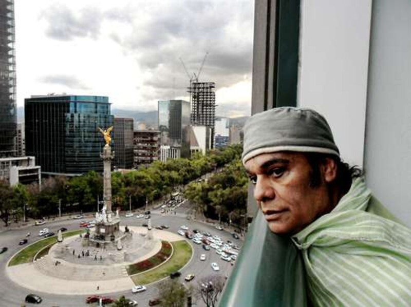 Un hombre mira por la ventana de un edificio en la Ciudad de México.