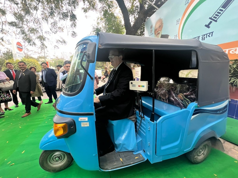 El primer ministro indio Narendra Modi viaja en un rickshaw eléctrico