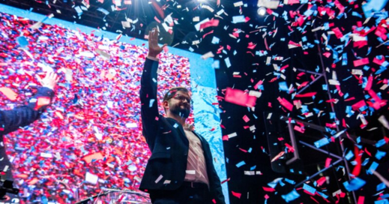 Líder político celebra su victoria en las elecciones