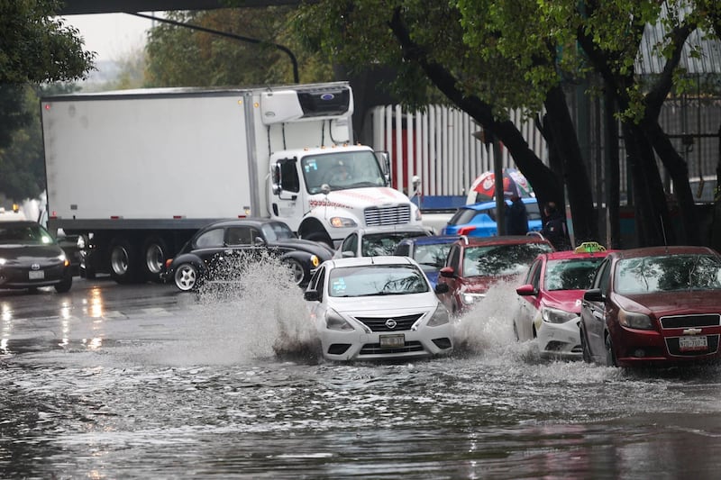 Tras las intensas lluvias que comenzaron desde las cinco de la mañana, zonas como Circuito Interior, esquina con Marina Nacional, amanecieron severamente encharcadas, lo que provocó un intenso tráfico vehicular. En la imagen varios autos atraviesan uno de los charcos generados.