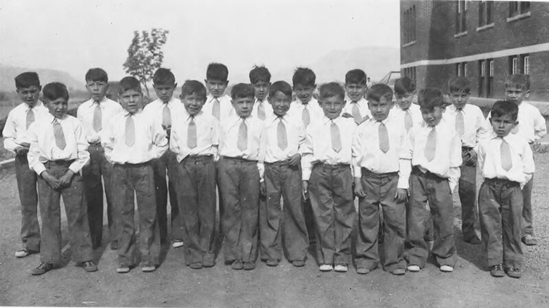 Niños indígenas en uniforme escolar, circa 1920