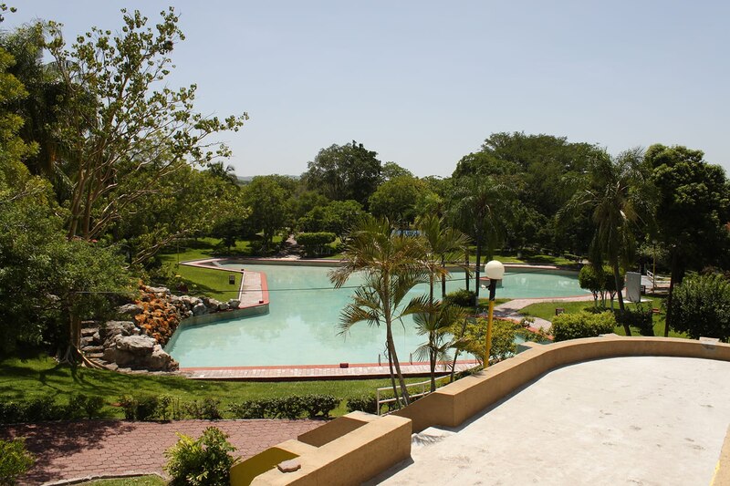 Hermosa vista de la piscina del hotel