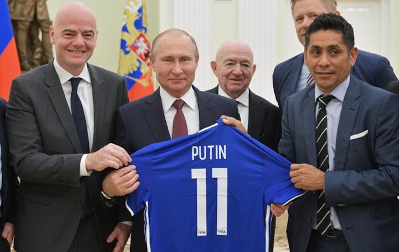 Putin recibe una camiseta de fútbol con su nombre