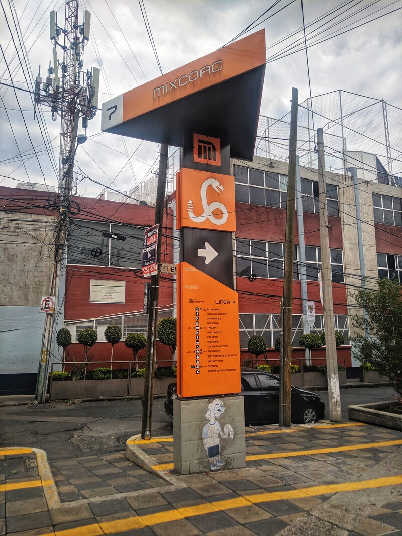 Señalética de la estación Mixcoac de la Línea 7 del Metrobús de la Ciudad de México