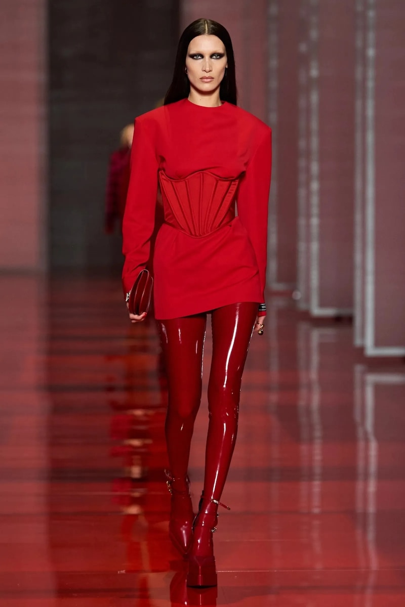 Bella Hadid en un vestido rojo de Versace