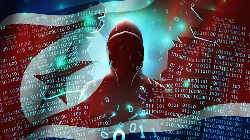 Un hacker con capucha negra roba datos de una computadora
