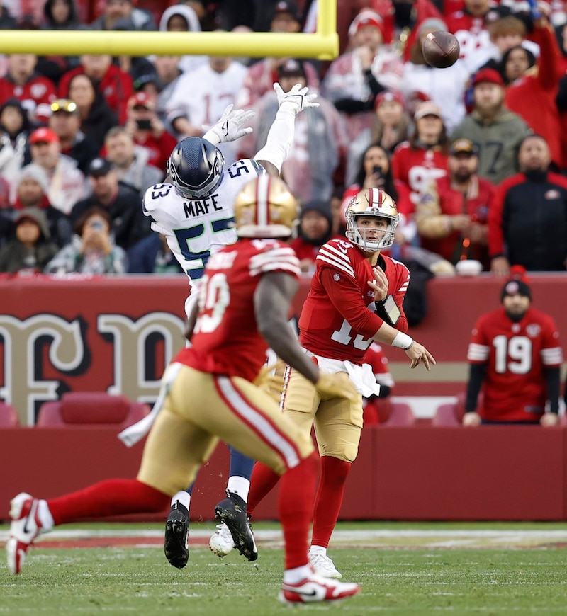 El mariscal de campo de los 49ers, Jimmy Garoppolo, lanza un pase durante el partido contra los Seahawks.