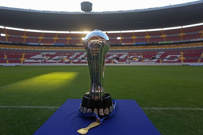 El trofeo de la Liga BBVA MX del Torneo Grita México Clausura 2022, durante su exhibición en el Estadio Jalisco, previo al juego de ida de la final del futbol mexicano entre Atlas y Pachuca.