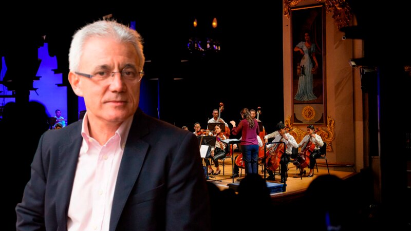 El director de orquesta Gustavo Dudamel dirige a la Orquesta Sinfónica Simón Bolívar de Venezuela en un concierto en el Teatro Teresa Carreño de Caracas.