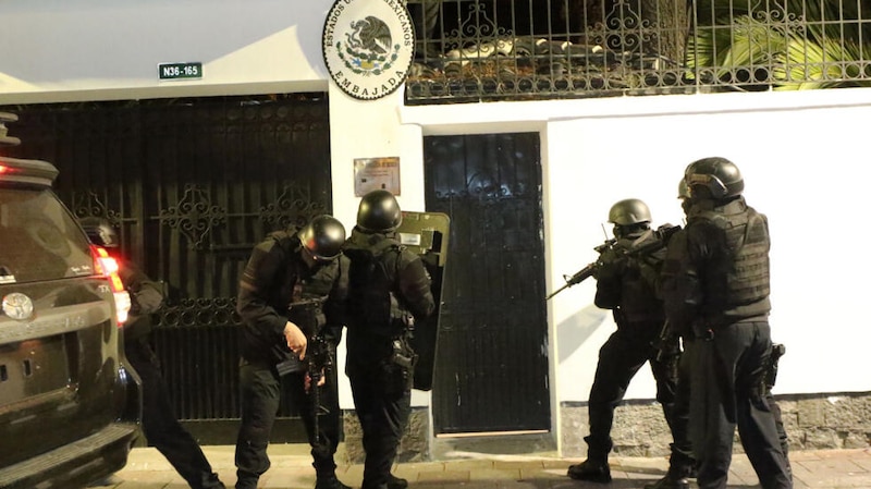 Policías mexicanos en la puerta de una casa