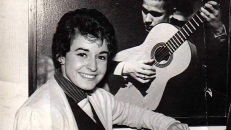 La jovencísima guitarrista española María Rosa Calvo Manzano, de 17 años, en 1967