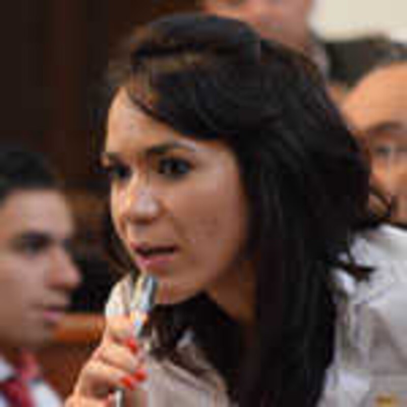 Mujer hablando en un micrófono