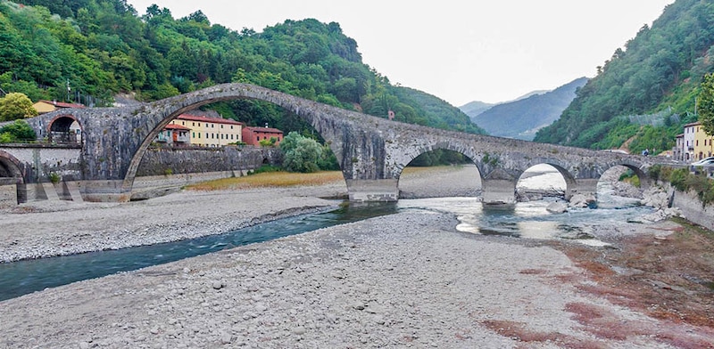 Puente de piedra sobre un río en un entorno natural