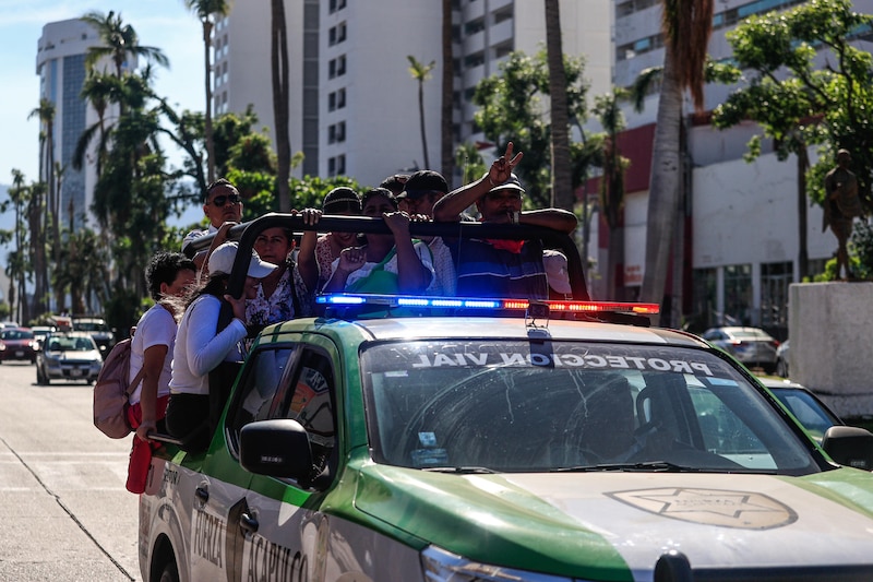 Policías en México ayudan a personas en una manifestación