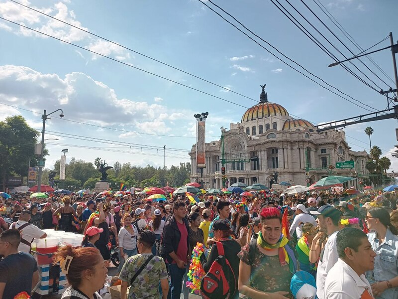 Multitudinaria marcha del orgullo LGBT+ en la Ciudad de México