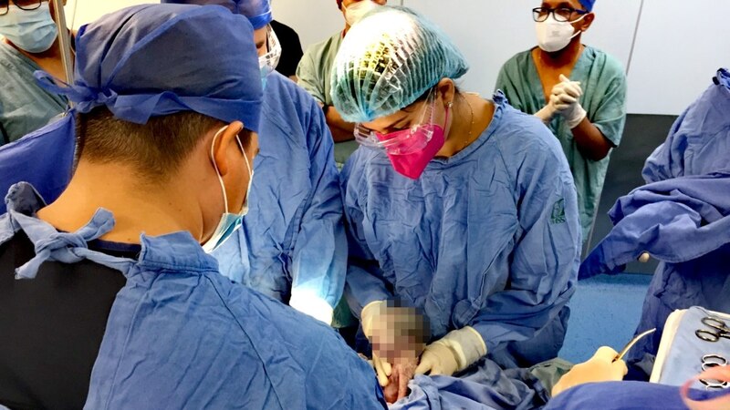 Nace un bebé en el quirófano