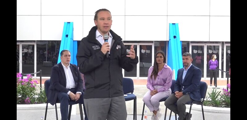 El alcalde de Medellín, Daniel Quintero, habla en un evento público.
