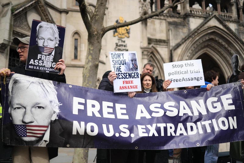 Possible title: Protesta en Londres por la extradición de Assange a Estados Unidos