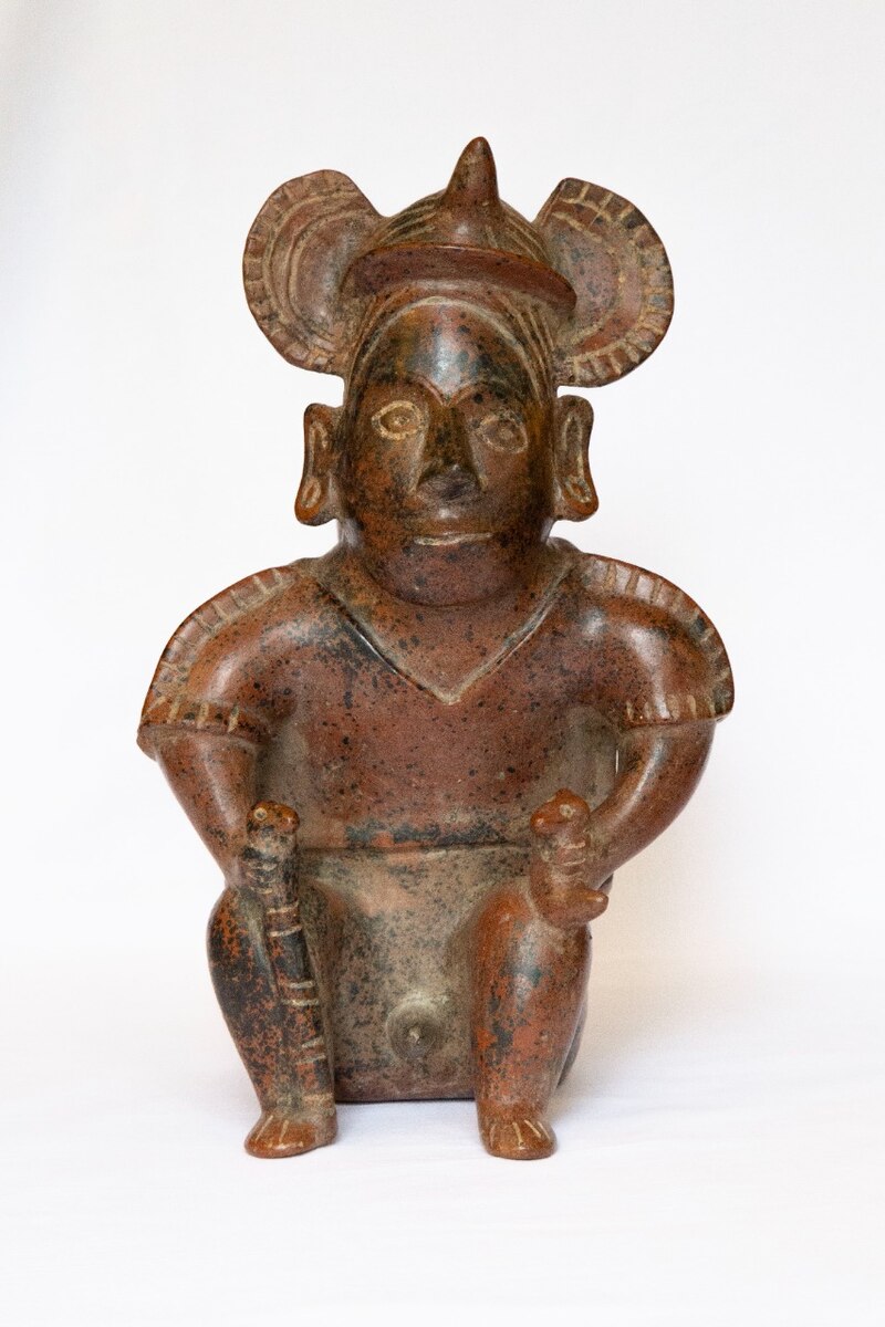 Estatuilla de cerámica de un antiguo dios azteca