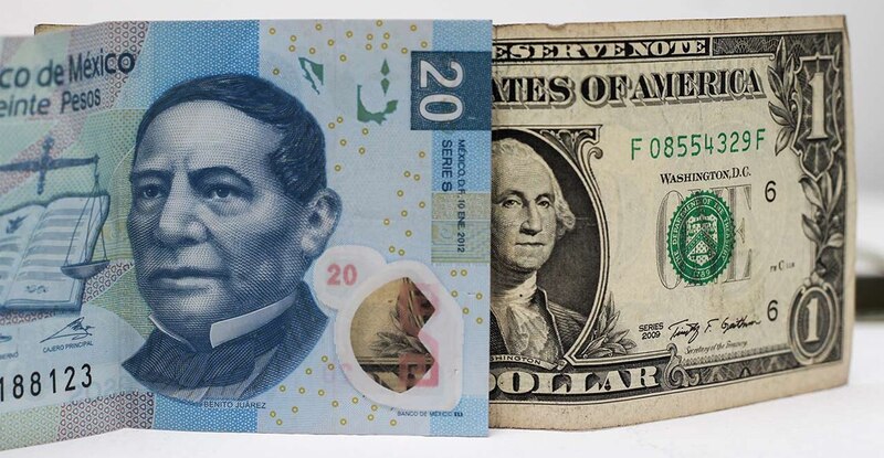 Comparación de billetes de 20 pesos mexicanos y 1 dólar estadounidense