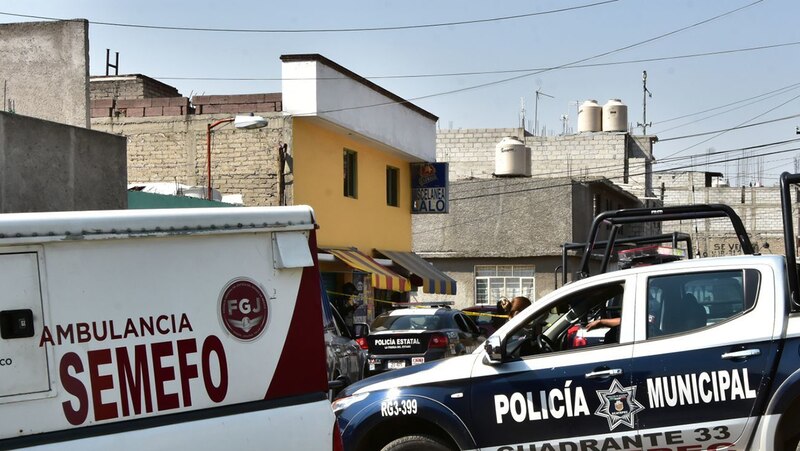 Policía y ambulancia en la escena de un crimen