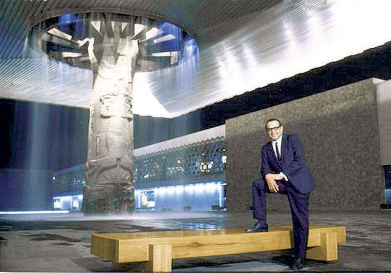 El presidente Adolfo López Mateos en el Museo Nacional de Antropología