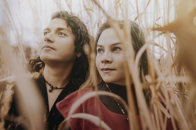 Jóvenes en un campo de trigo