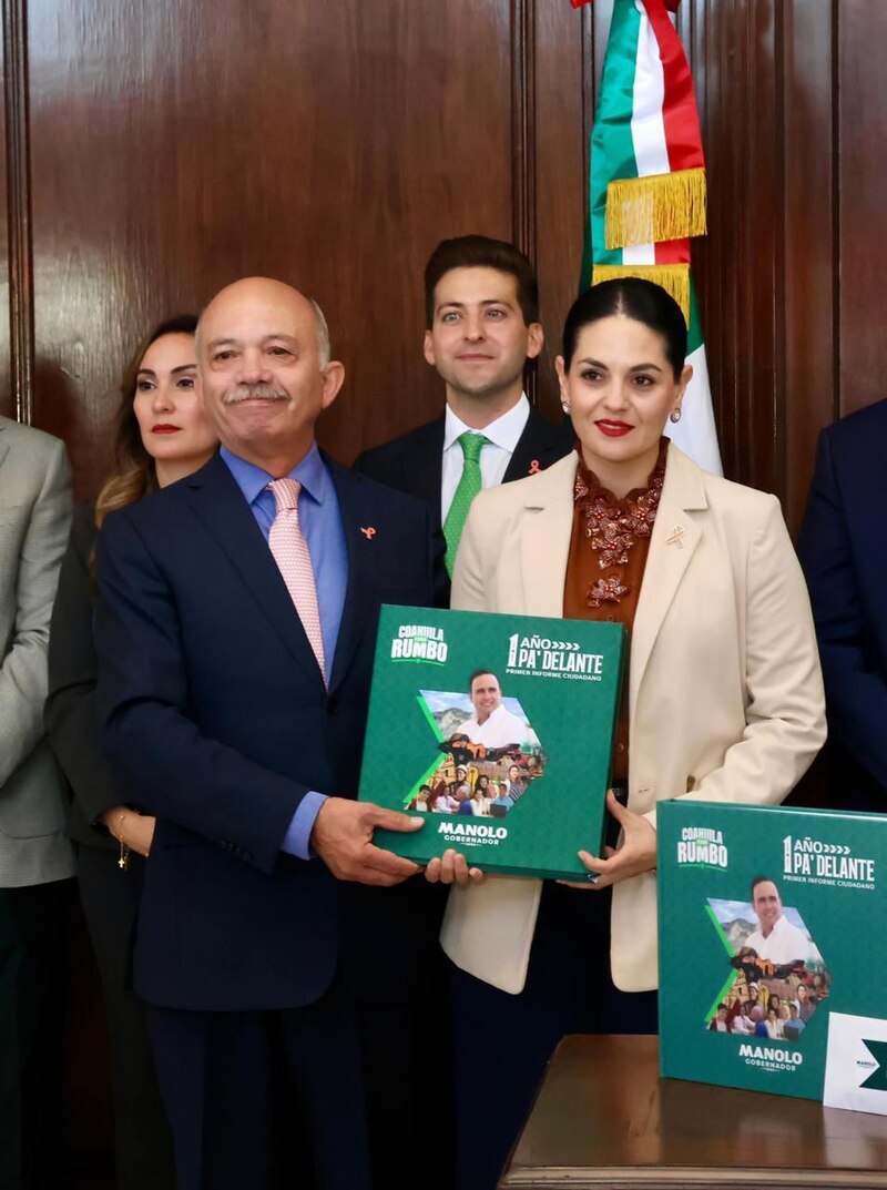 Óscar Pimentel González junto a Luz Elena Morales Núñez, sosteniendo el Primer informe de Gobierno de Coahuila
