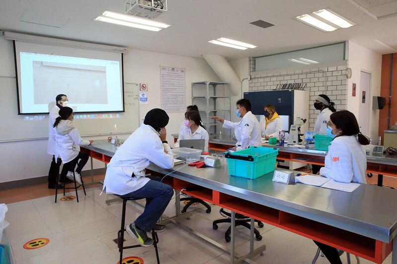 Estudiantes en un laboratorio de química