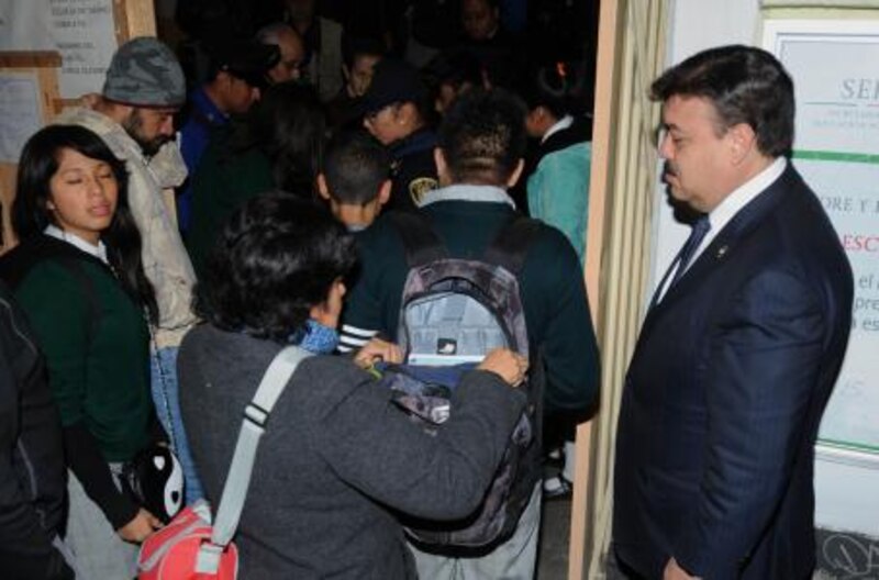 Revisión de mochilas en una escuela secundaria
