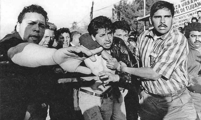 La policía detiene a un manifestante durante una protesta en México