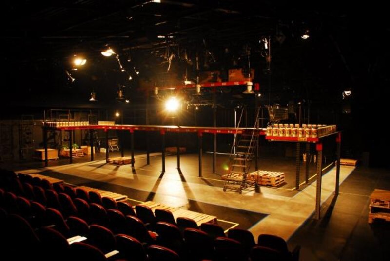 Un escenario de teatro vacío