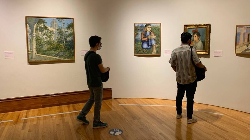 Visitantes en un museo