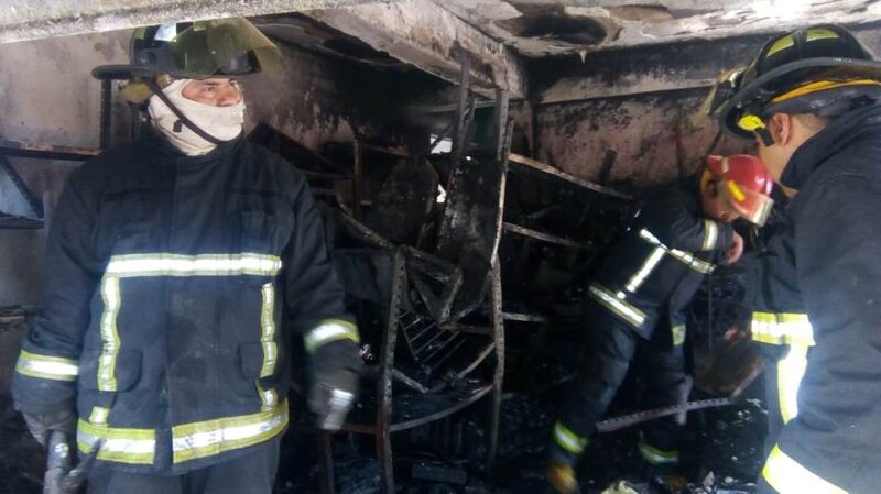 Bomberos sofocan incendio en una casa