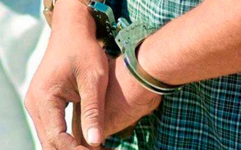 Un hombre es arrestado por la policía.