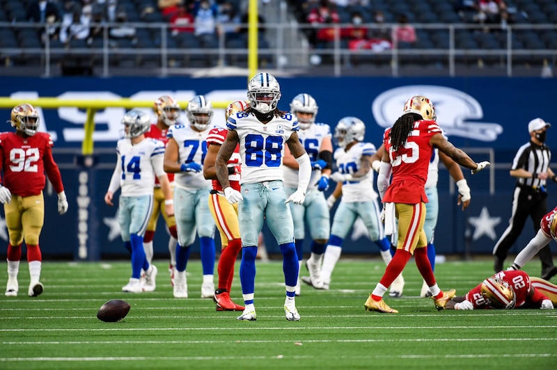 Dak Prescott, mariscal de campo de los Cowboys de Dallas, en acción durante un partido de fútbol americano.