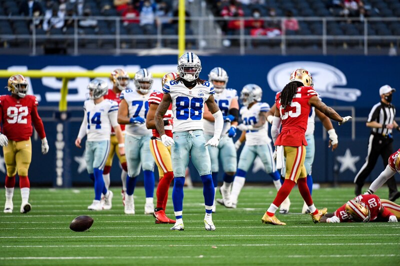 Dak Prescott, mariscal de campo de los Cowboys de Dallas, en acción durante un partido de fútbol americano.