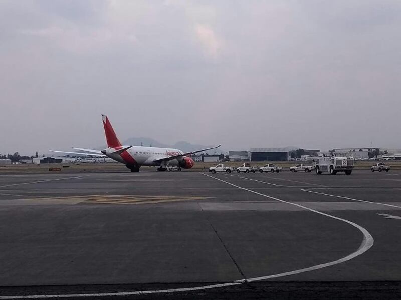 Un avión de Viva Aerobus en el aeropuerto