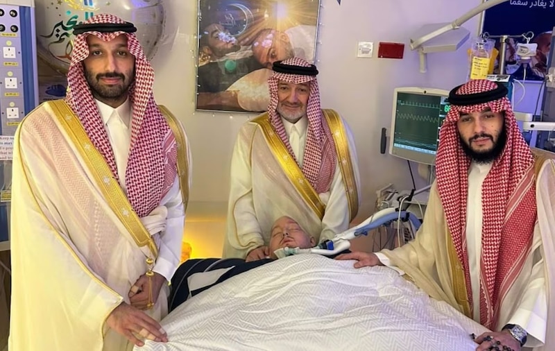 El príncipe Al-Waleed bin Khaled en su lecho de muerte