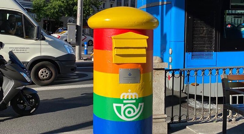 Buzón pintado con los colores del arcoíris