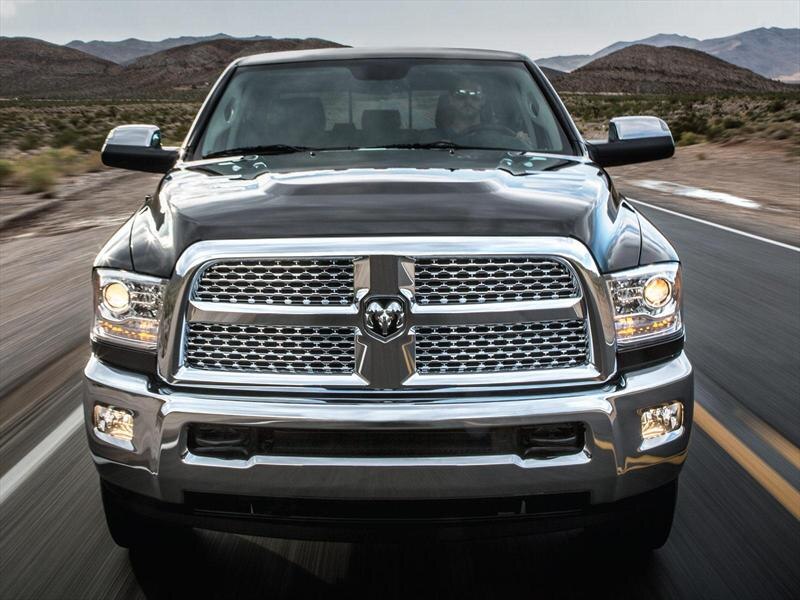 La imagen muestra una camioneta Ram 1500 modelo 2015.
