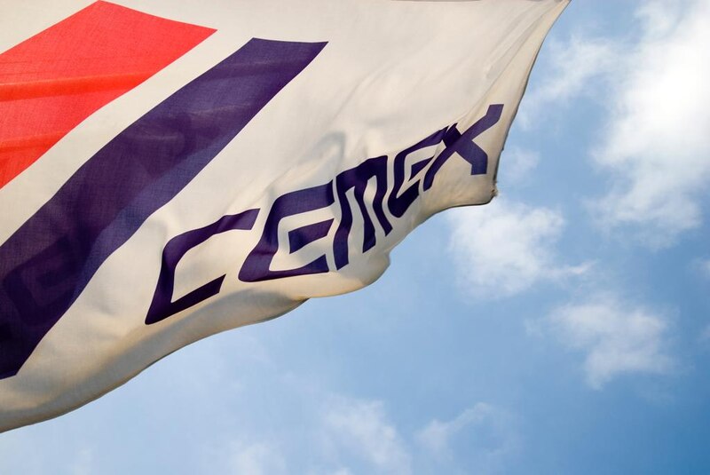 Bandera de la empresa Cementos Mexicanos ondeando al viento