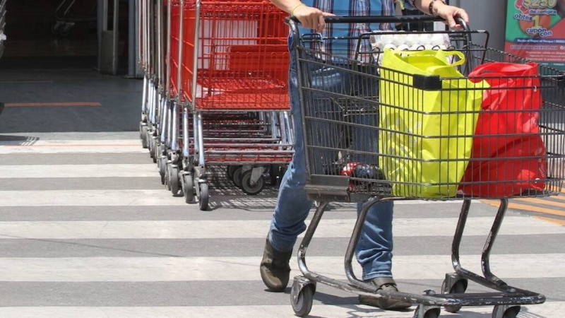 Hombre empujando un carrito de compras